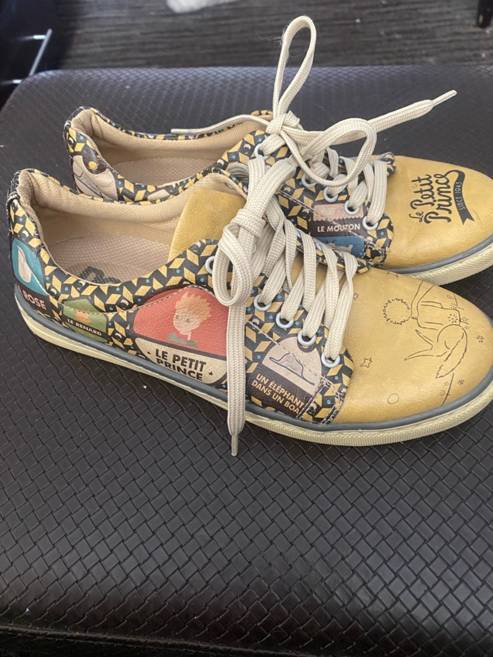Womans Gold Graphic Lace-Up Sneakers sz 8